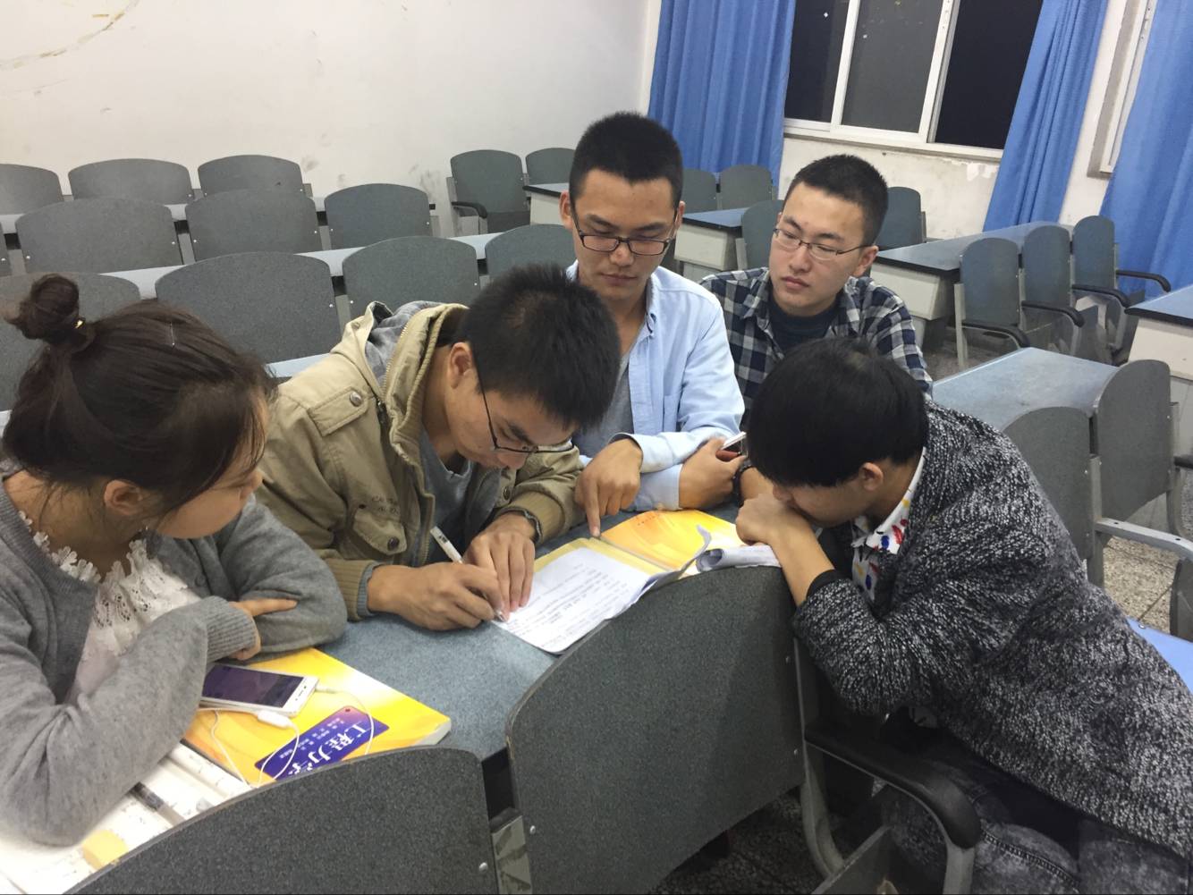 图1.支部成员正进行通稿