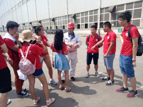 图1 队员与公司负责人交流学习