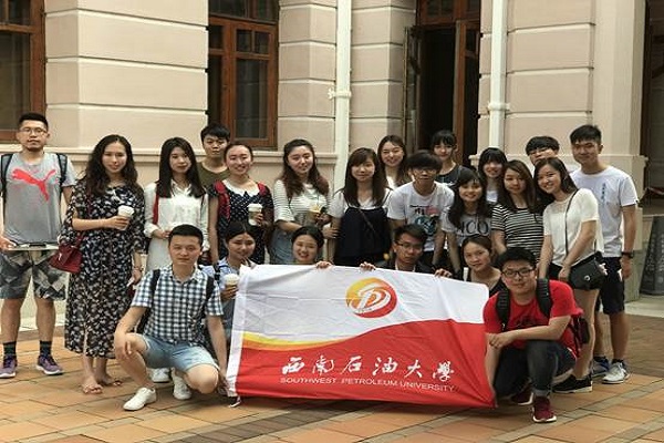 在香港大学与港大同学交流(王婷婷:第一排右二)