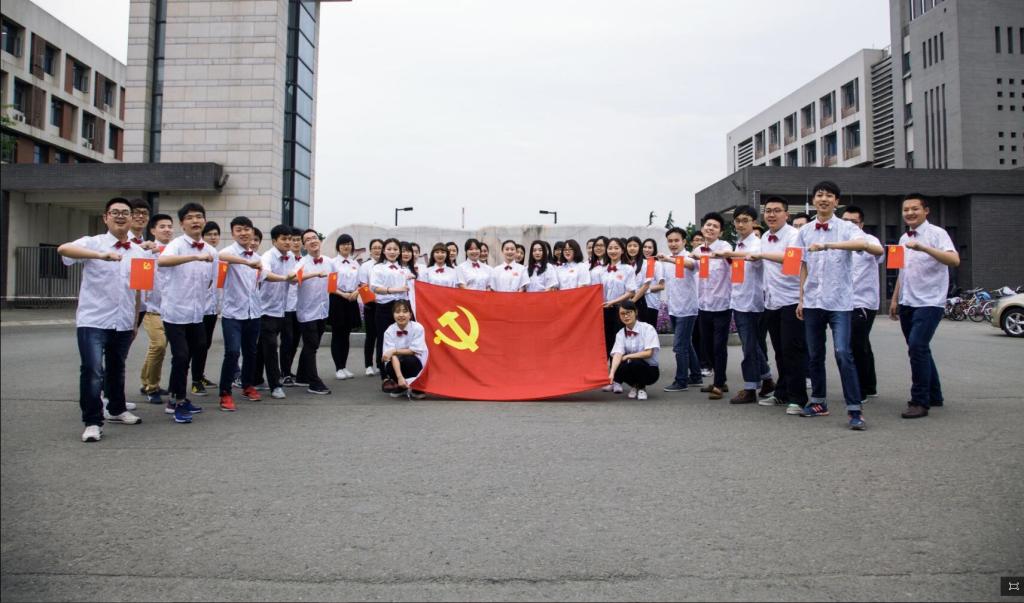 我与党旗合个影——西门