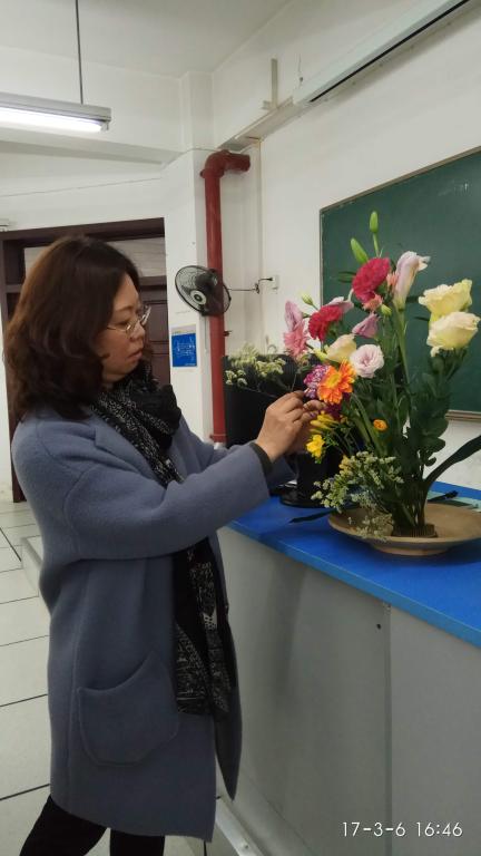 郝老师现场展示插花艺术