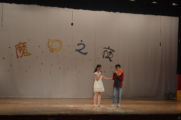 女魔术师和观众精彩互动