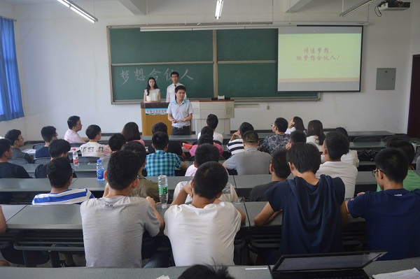 辅导员李龙珂发表讲话