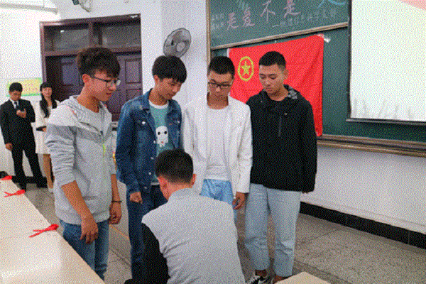 防艾话剧表演现场