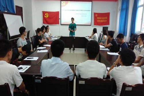学生党员上台分享自己的心得体会