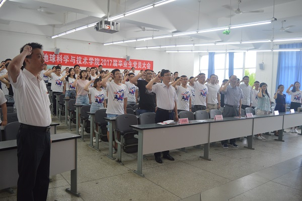 范书记带领党员宣誓