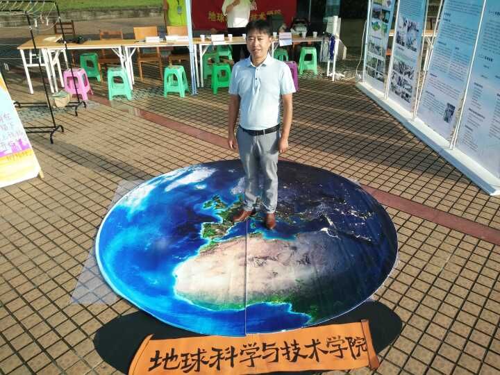 团委书记于百江协助同学进行迎新工作