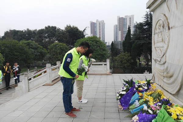 向先烈献鲜花