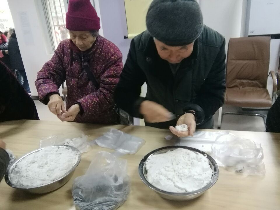 图2.居民人在包汤圆
