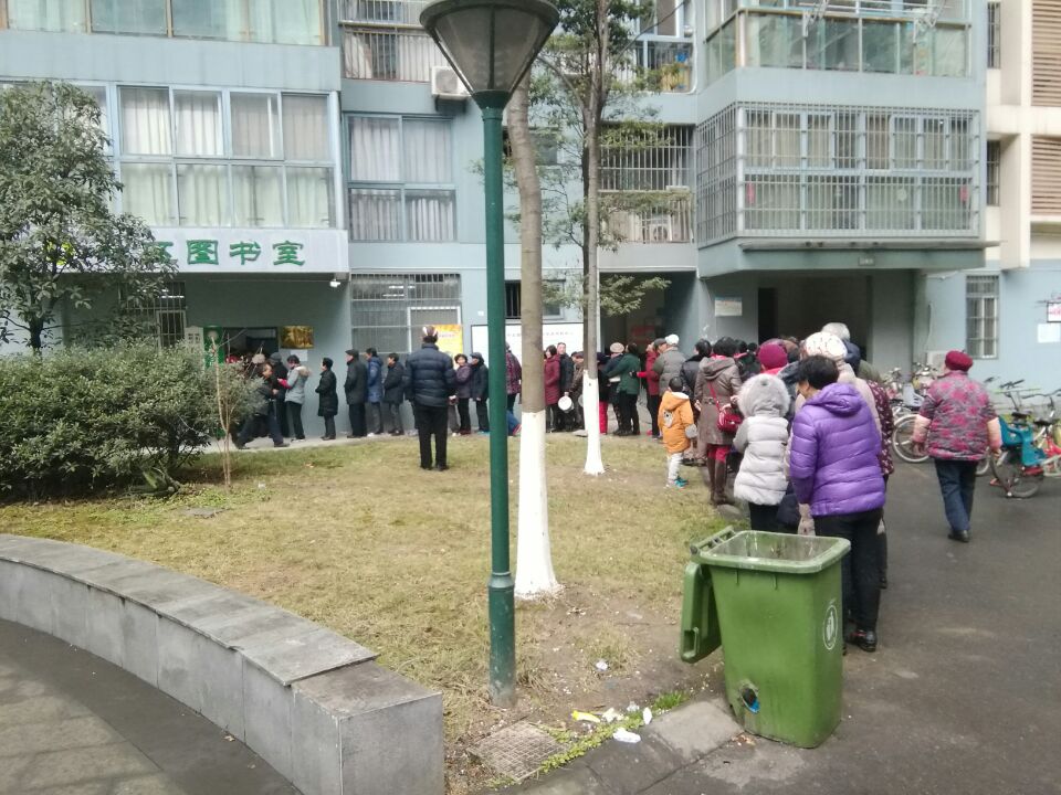 图1.活动开始前居民有序排队