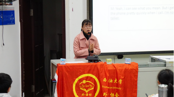 老师为同学们讲解四级考试解题技巧