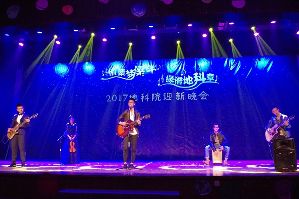 乐队演唱《月半小夜曲》
